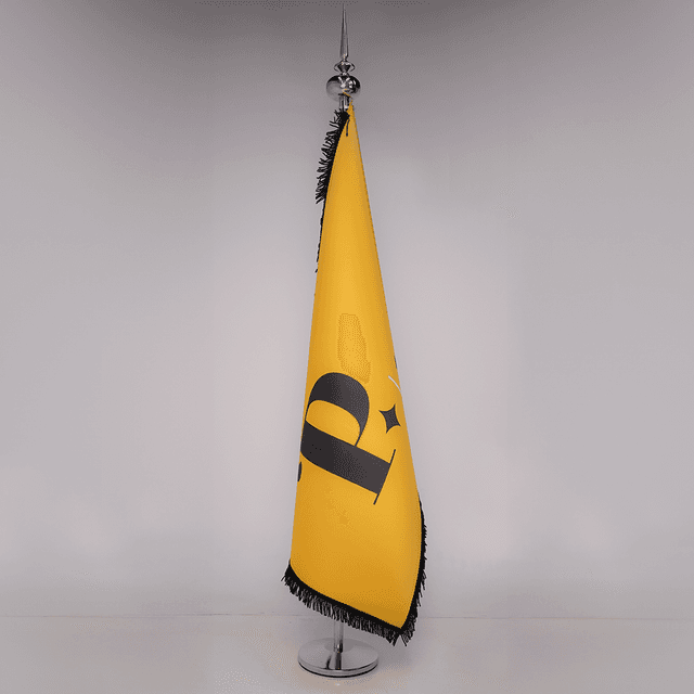 علم بشعار خاص مكتبي100× 150 من القماش المقوى  